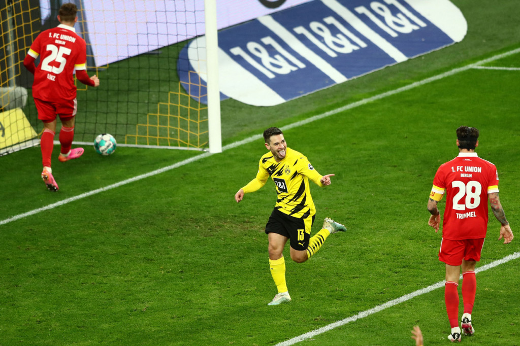 Dortmund menggandakan keunggulan di menit ke-88. Raphael Guerreiro mencetak gol melalui bola sepakan kaki kirinya di kotak penalti, memaksimalkan umpan Julian Brandt.