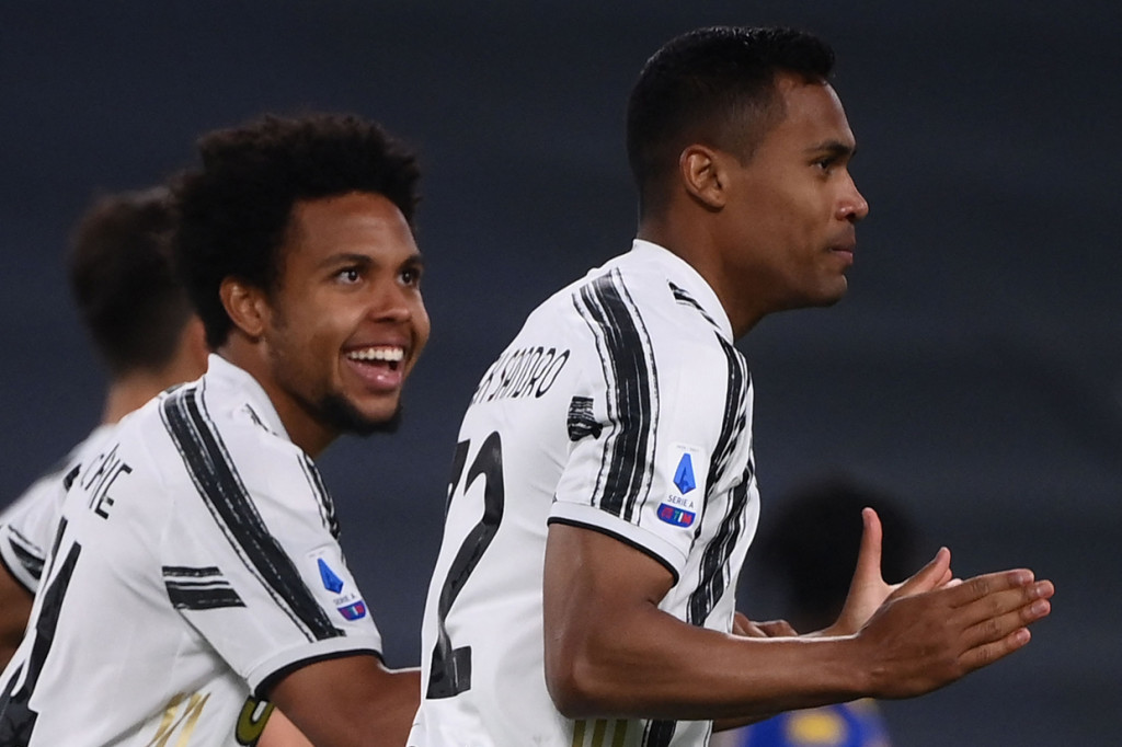 Alex Sandro melakukan selebrasi usai mencetak gol ke gawang Parma.