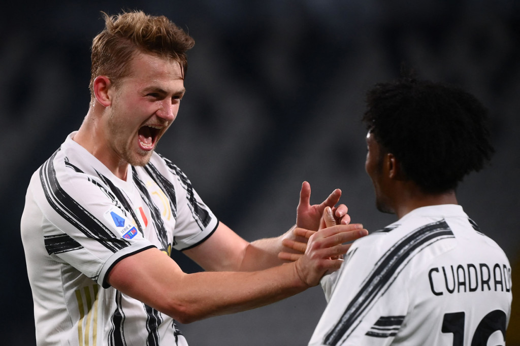 Matthijs de Ligt melakukan selebrasi usai mencetak gol ke gawang Parma.