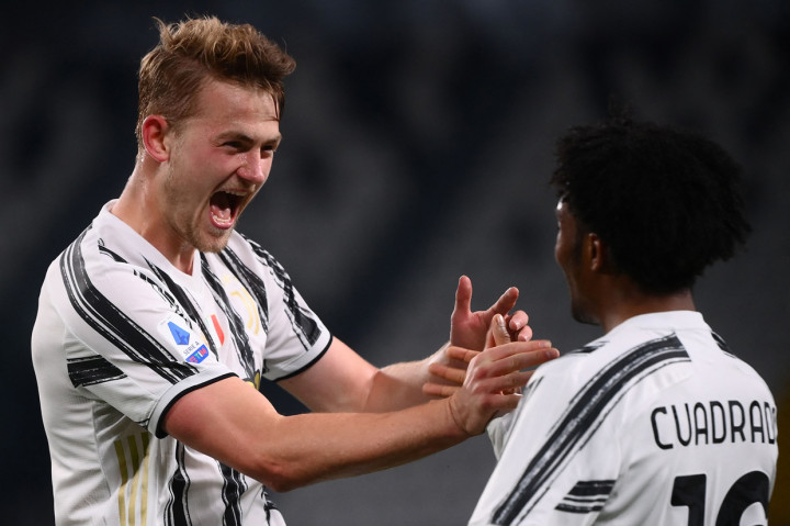 Matthijs de Ligt melakukan selebrasi usai mencetak gol ke gawang Parma.