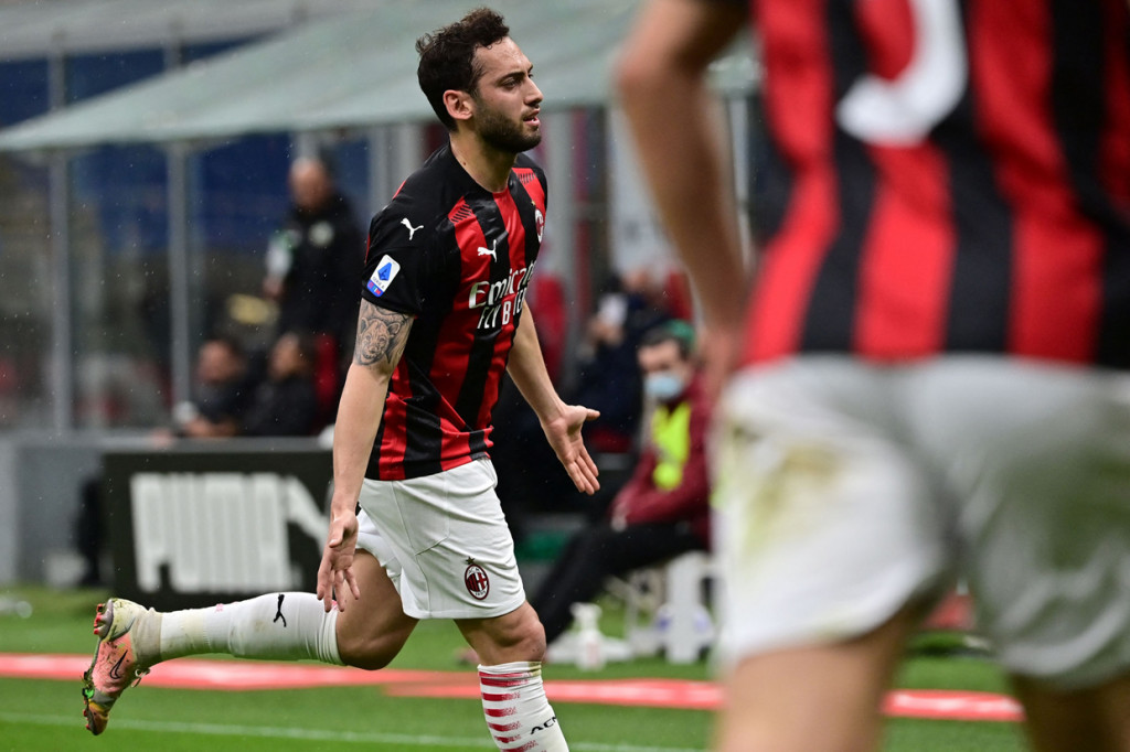 Hakan Calhanoglu melakukan selebrasi usai mencetak gol ke gawang Sassuolo.