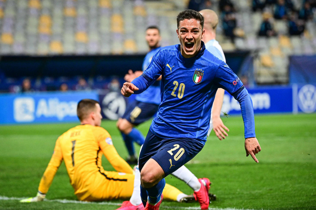 Giacomo Raspadori melakukan selebrasi usai mencetak gol ke AC Milan.