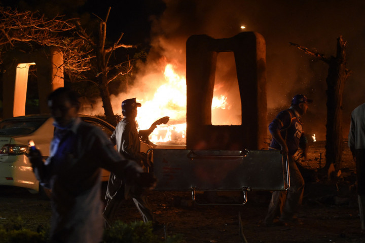 Rekaman pascainsiden yang beredar di media sosial memperlihatkan api berkobar di tempat parkir hotel mewah tersebut.
