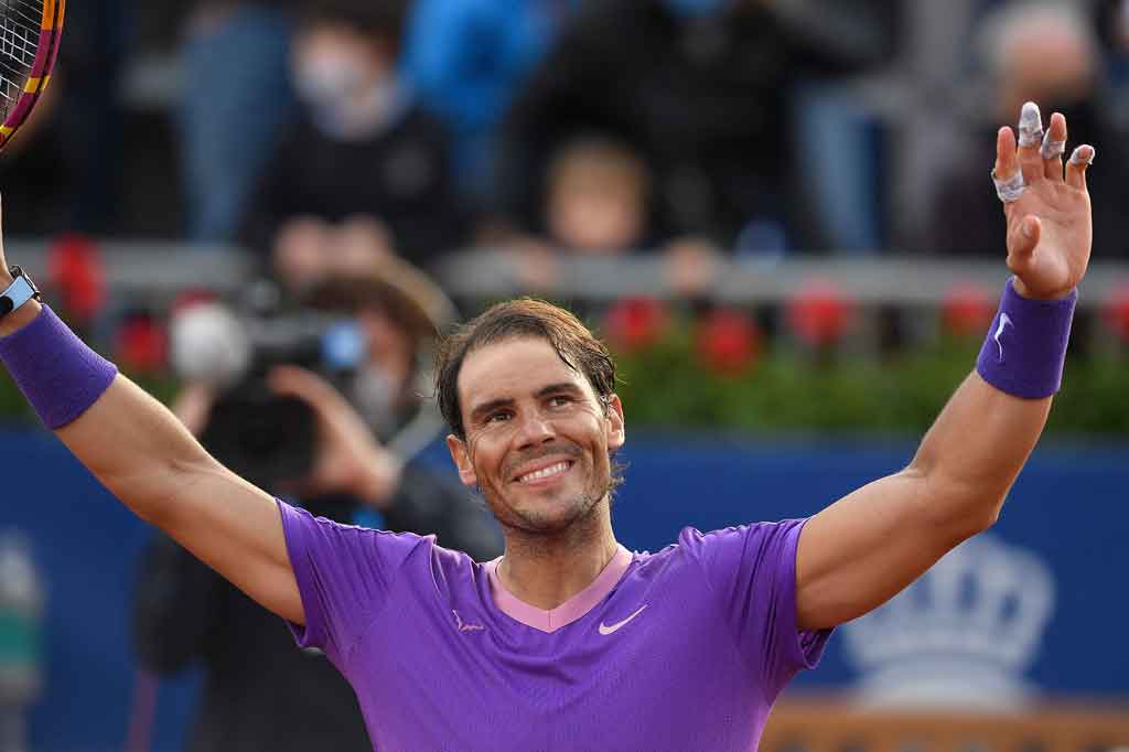 Rafael Nadal melakukan selebrasi usai bangkit dari ketertinggalan satu set untuk mengalahkan petenis Belarusia Ilya Ivashka pada babak kedua Barcelona Open, Rabu, 21 April 2021 waktu setempat.
