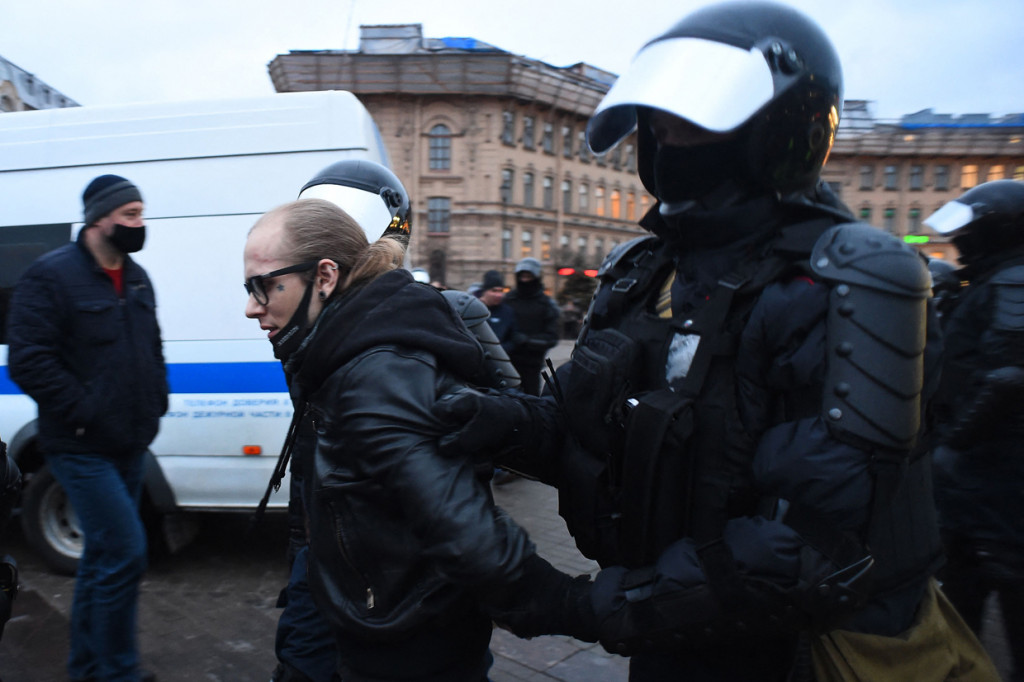 Kepolisian Rusia menangkap lebih dari 1.400 demonstran dalam unjuk rasa mendukung tokoh oposisi Alexei Navalny yang kesehatannya menurun setelah mogok makan di dalam bui.