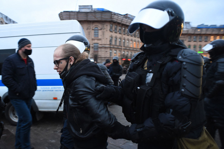 Kepolisian Rusia menangkap lebih dari 1.400 demonstran dalam unjuk rasa mendukung tokoh oposisi Alexei Navalny yang kesehatannya menurun setelah mogok makan di dalam bui.