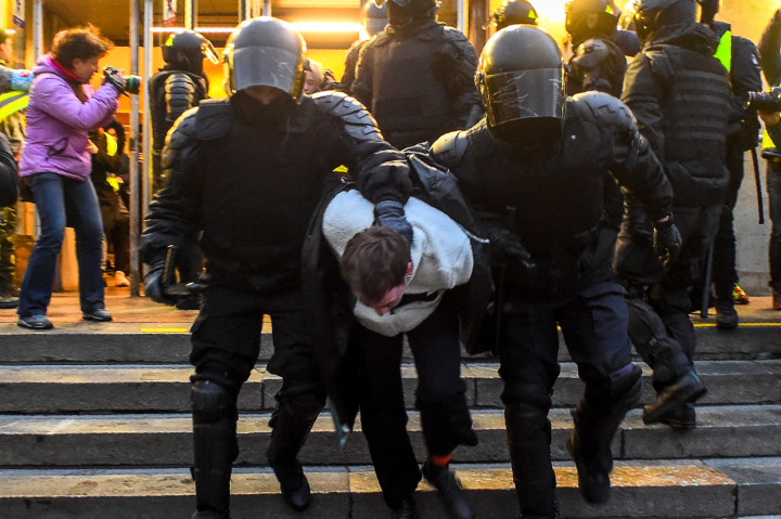 OVD-Info yang merupakan kelompok pemantau aksi protes dan penahanan menuturkan bahwa 1.496 orang ditangkap dalam unjuk rasa di berbagai wilayah, termasuk 622 orang di St Petersburg dan 95 orang di kota Ufa.
