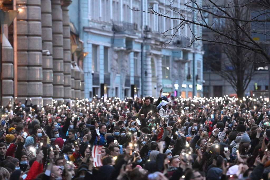 Para pengunjuk rasa di pusat kota Moskow meneriakkan, 