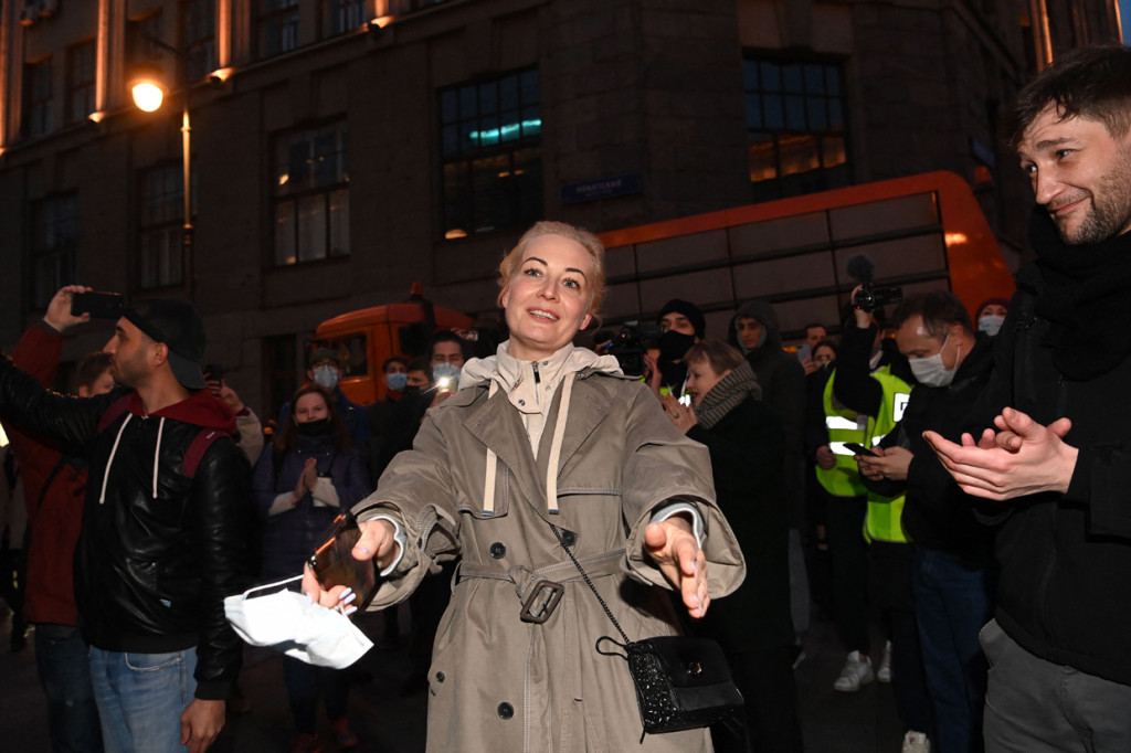 Istri Navalny, Yulia, bergabung dalam unjuk rasa di ibu kota, tempat para demonstran meneriakkan namanya.