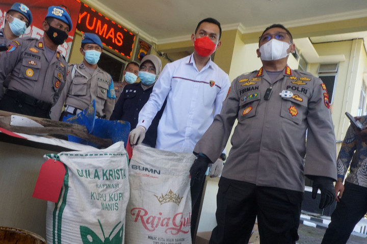 Polres Banyumas membongkar kasus pengoplosan gula rafinasi. Sebanyak 35 ton gula rafinasi siap edar yang telah dioplos hingga tampak seperti gula konsumsi, diamankan dari Kecamatan Ajibarang dan Kecamatan Cilongok.