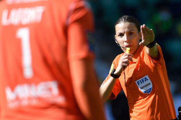 Stephanie Frappart asal Prancis akan menjadi perempuan pertama yang memimpin pada Kejuaraan Eropa untuk putra setelah UEFA menobatkannya sebagai wasit keempat pada ajang Euro 2020.