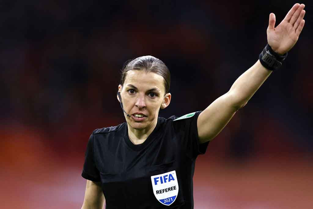Sebelumnya, Frappart telah mencatat beberapa prestasi sebagai wasit perempuan, yakni menjadi wasit pertandingan Ligue 1 dan Liga Champions pada Desember 2020 untuk pertandingan penyisihan grup antara Juventus dan Dynamo Kiev.