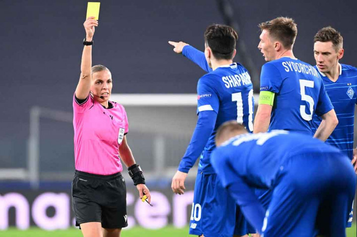 Frappart yang berusia 37 tahun itu juga merupakan wasit perempuan pertama dalam pertandingan Piala Super UEFA 2019 antara Liverpool dan Chelsea.