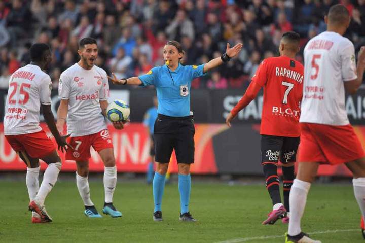 Setiap tim wasit pada ajang tersebut terdiri dari satu wasit, dua asisten wasit, satu wasit keempat dan satu asisten wasit cadangan di stadion, serta satu tim yang terdiri dari empat wasit video pertandingan.