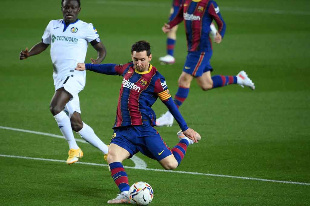 Blaugrana tampil sangat dominan sepanjang laga dan berhasil unggul cepat saat pertandingan baru berjalan delapan menit. Umpan manis Sergio Busquets dari tengah lapangan mengarah ke Lionel Messi. La Pulga kemudian menusuk ke kotak penalti sebelum melepas tendangan akurat yang tidak dapat dihalau David Soria. 