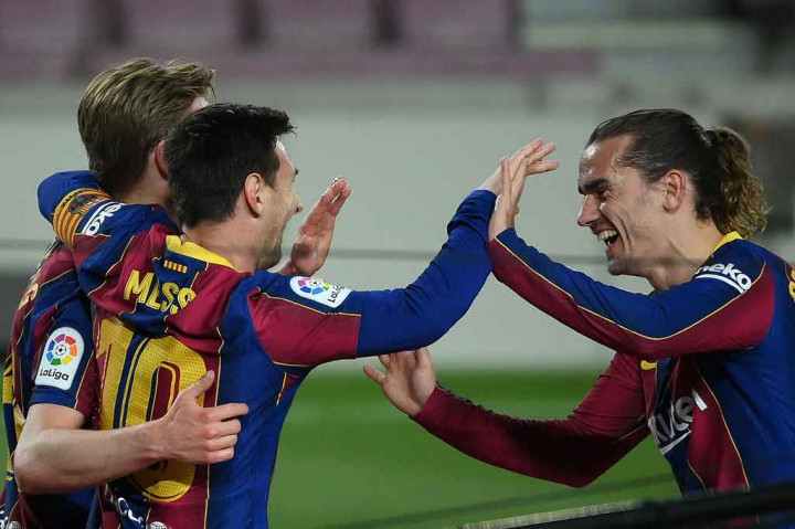 Pada menit ke-28 Blaugrana kembali merestorasi keunggulan lewat gol bunuh diri Sofian Chakla. Gol berawal setelah Chakla melepaskan backpass saat kiper Soria berusaha keluar dari sarangnya. Bola kemudian masuk ke gawang sendiri. Skor menjadi 2-1.  