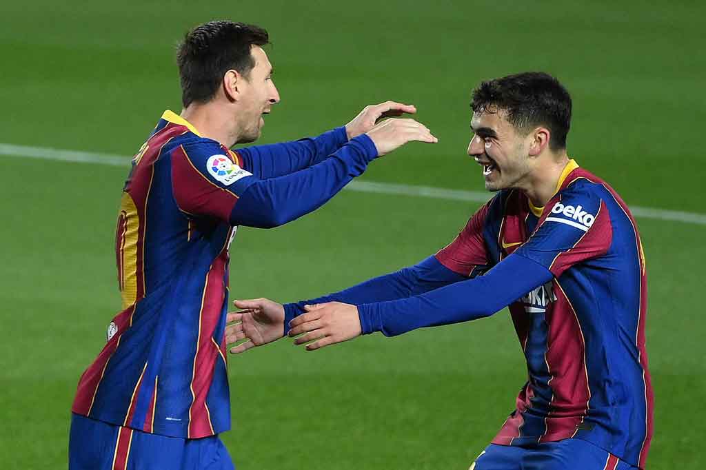 Barcelona menambah keunggulan di menit ke-33 lewat aksi individu Messi. Umpan Lenglet disambar Messi dengan sepakan voli keras, tetapi bola masih mengenai tiang. Bola muntah kemudian disepak La Pulga untuk menjadi gol. Skor 3-1 untuk keunggulan Barcelona bertahan hingga babak pertama usai.