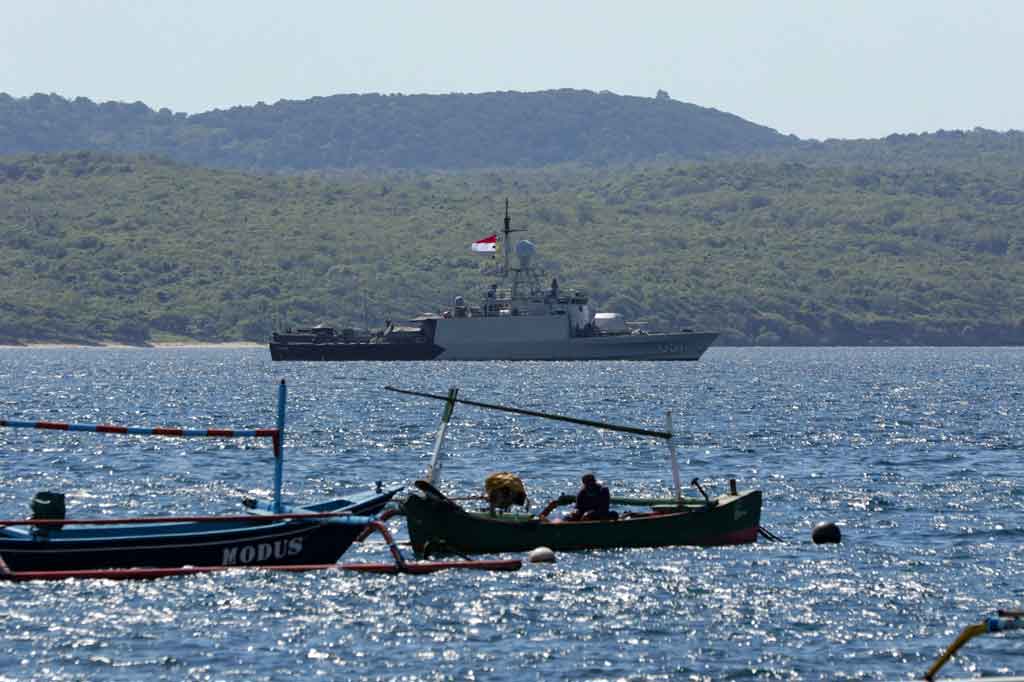 Kapuspen TNI Mayor Jenderal Achmad Riad mengatakan bahwa TNI telah mengerahkan 5 KRI dan satu helikopter dengan kekuatan lebih dari 400 personel dalam proses pencarian kapal selam KRI Nanggala-402 yang dikabarkan hilang kontak di Perairan Bali bagian utara.