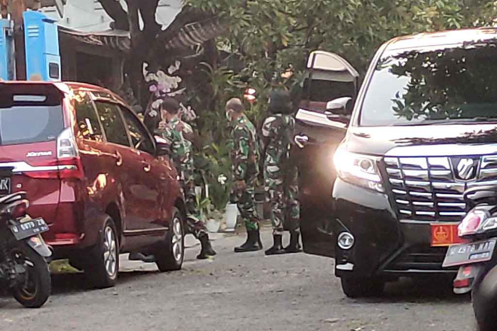 Rumah dinas Komandan Satuan Kapal Selam (Dansatsel) Komando Armada (Koarmada) 2 Kolonel Laut (P) Hari Setiawan di Desa Tebel, Kecamatan Gedangan, Kabupaten Sidoarjo, banyak didatangi kolega dan tetangga, Kamis, 22 April 2021. Mereka berharap KRI Nanggala 402 segera ditemukan.