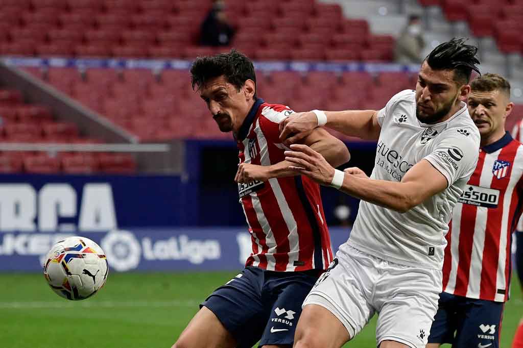 Tuan rumah langsung bermain agresif sejak awal laga. Mereka memanfaatkan dua sisi sayap lewat Kieran Trippier dan Renan Lodi untuk menekan pertahanan Huesca.