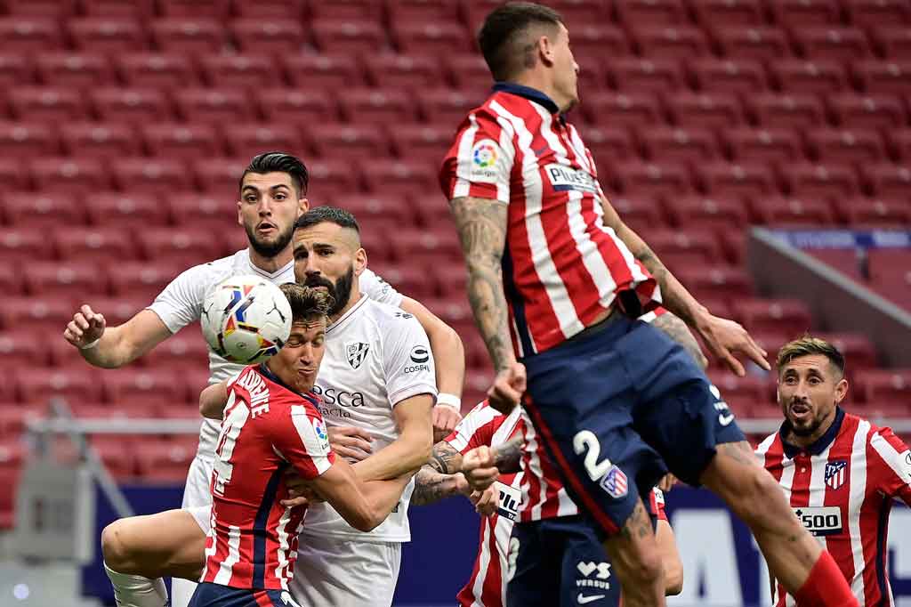 Namun, Huesca justru yang punya peluang untuk mencetak gol saat laga baru berjalan tiga menit lewat situasi tendangan bebas. Bola mengarah ke gawang dan ditanduk Dimitrios Siovas, beruntung masih bisa diamankan kiper Jan Oblak.