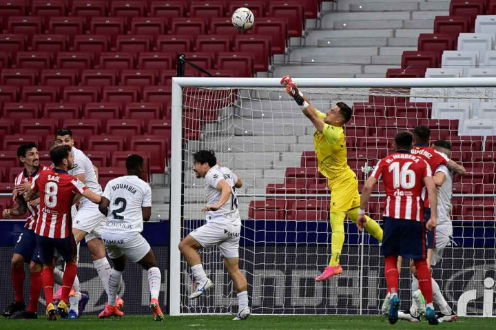 Pada menit ke-11 tuan rumah membalas lewat dua peluang beruntun. Peluang pertama berawal saat Marcos Llorente menusuk dari sisi kanan dan mengirimkan umpan kepada Yannick Fereira Carrasco. Sayang bola masih bisa ditepis Alvaro Fernandez.