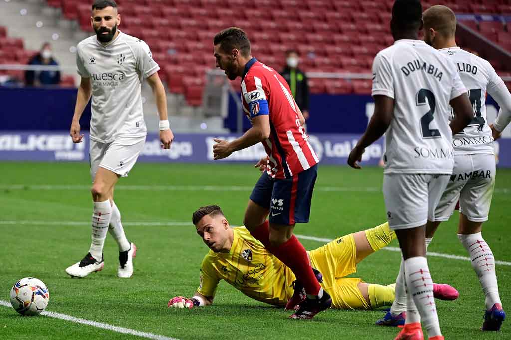Babak kedua baru berjalan dua menit Atletico berhasil mengancam gawang Huesca lewat sepakan Koke dari dalam kotak penalti. Sayang bola masih bisa ditepis Fernandez.
