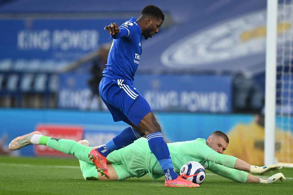 Kedua tim tampil agresif sejak awal laga. Kiper The Baggies, Sam Johnstone berhasil dua kali mementahkan tembakan Kelechi Iheanacho dalam situasi satu lawan satu, sebaliknya di ujung gawang peluang Mbaye Diagne masih bisa dihadang oleh bek Leicester Wesley Fofana.