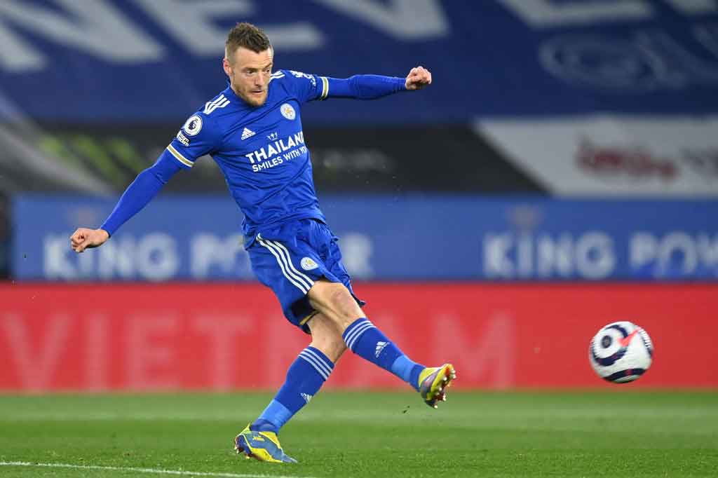 Pada menit ke-23 Leicester akhirnya membuka keunggulan lewat sontekan Jamie Vardy menyelesaikan umpan tarik Timothy Castagne.