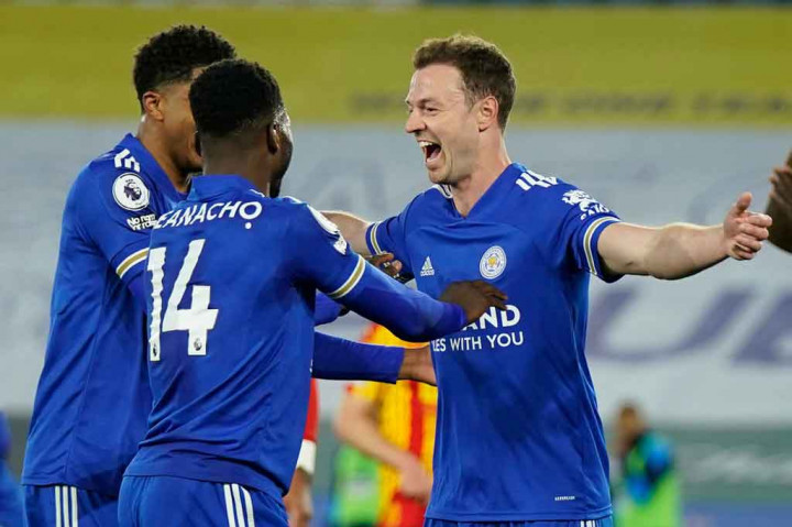 Tiga menit berselang The Foxes berhasil menambah keunggulan lewat tandukan keras Jonny Evans menyambut sepak pojok Youri Tielemans.