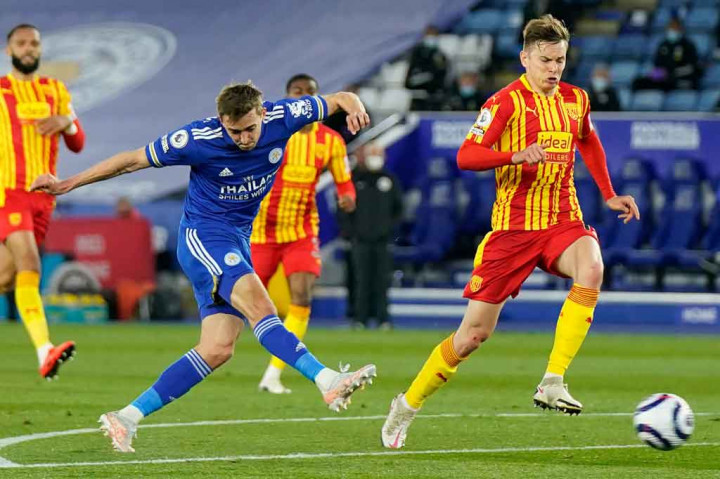 Leicester yang terus menekan hampir mencetak gol ketiga pada menit ke-29, jika saja tembakan Castagne tak membentur tiang gawang dan bola rebound yang disambar Vardy masih bisa diamankan oleh Johnstone.