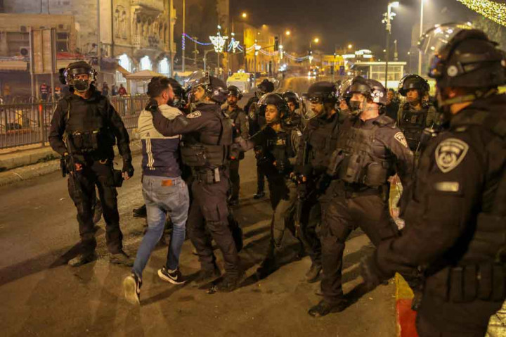 

Lebih dari 100 warga Palestina terluka dalam bentrokan dengan polisi Israel, Kamis, 22 April 2021 malam waktu setempat. Bulan Sabit Merah Palestina mengatakan telah merawat sedikitnya 105 orang, dengan sekitar 20 dari mereka dirawat di rumah sakit. 
Polisi Israel mengatakan 20 petugas terluka, tiga di antaranya dibawa ke rumah sakit.