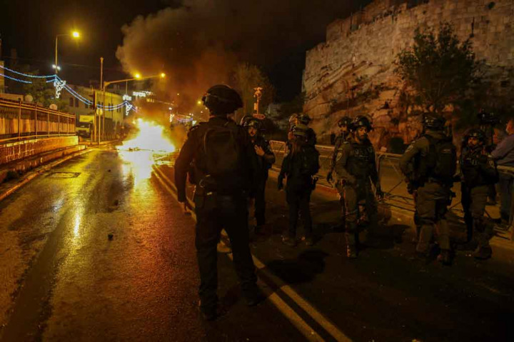 Kekerasan terjadi di dekat Kota Tua, di mana polisi telah melarang akses ke beberapa daerah di mana warga Palestina biasanya berkumpul dalam jumlah besar selama bulan suci Ramadan.