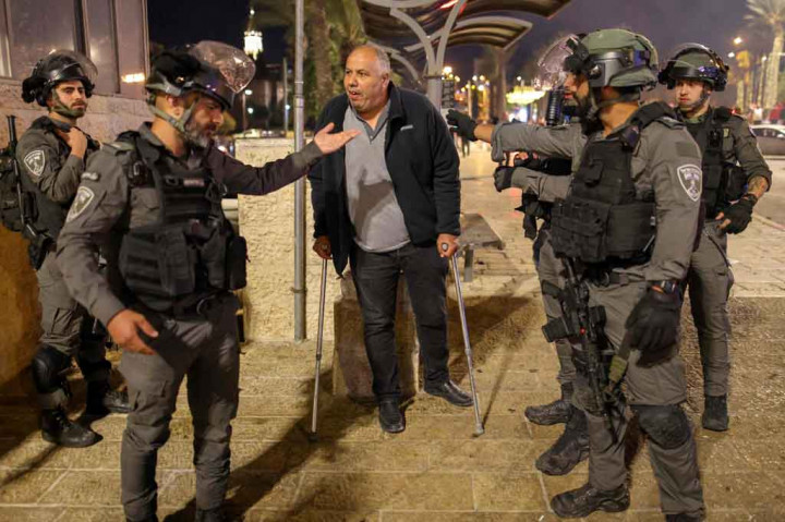 Insiden ini meletus setelah video yang diposting online menunjukkan warga Palestina, termasuk jurnalis, di kota yang dianeksasi Israel itu dilecehkan oleh pemuda Yahudi yang meneriakkan 