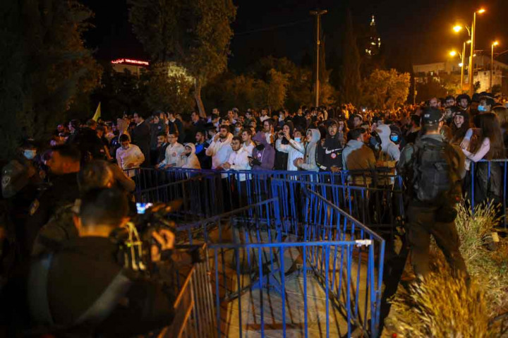 Menyusul insiden Rabu, 70 orang - baik Israel dan Palestina - ditangkap, kata polisi dalam sebuah pernyataan. Enam orang kemudian dibebaskan dan sisanya ditahan.