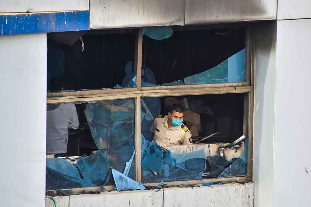 Seorang polisi memeriksa ruangan yang terbakar di Rumah Sakit Vijay Vallabh di Virar, pinggiran Mumbai, India pada Jumat, 23 April 2021.