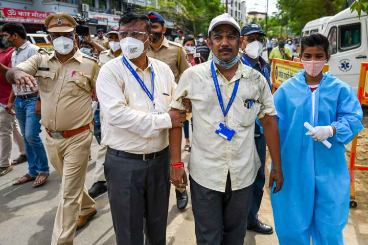 Kebakaran di Kota Vasai-Virar di negara bagian Maharashtra tersebut merupakan tragedi terbaru yang melanda India yang tengah memerangi gelombang baru infeksi virus korona. Situasi memburuk setelah banyak RS melaporkan kekurangan oksigen, obat-obatan dan tempat tidur.
