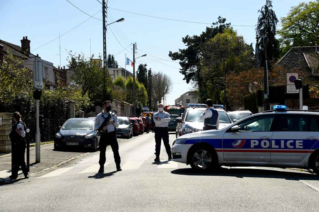 Polisi berjaga-jaga di ruas jalan di dekat kantor polisi yang menjadi tempat kejadian penikaman di Rambouillet, barat daya Paris pada Jumat, 23 April 2021.
