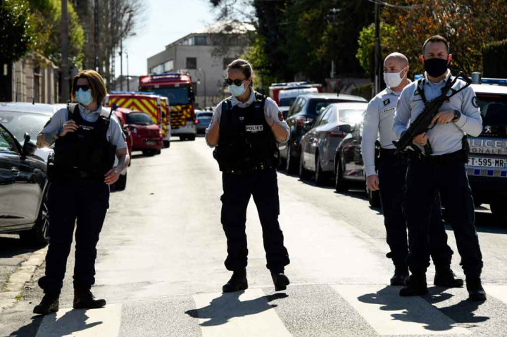 Seorang perempuan ditikam hingga meninggal dunia oleh seorang pria berkewarganegaraan Tunisia di sebuah kantor polisi di Rambouillet, barat daya Paris pada Jumat, 23 April 2021.