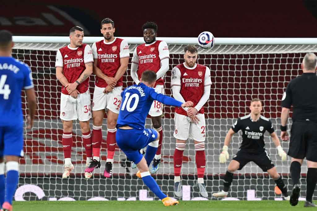 Sementara Everton juga memiliki peluang lain untuk memimpin lima menit jelang turun minum lewat eksekusi tendangan bebas Gylfi Sigurdsson yang melesat melewati pagar hidup dan tak terjangkau Leno. Sayang bola masih membentur mistar gawang.