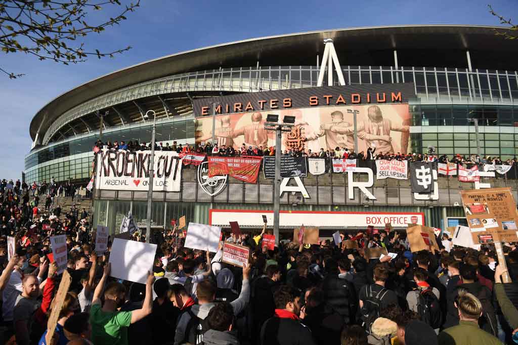Sementara di luar stadion, ribuan pendukung tuan rumah melakukan unjuk rasa menuntut pemilik klub Stan Kroenke untuk mundur menusul upaya klub kesayangan mereka bergabung dengan Liga Super Eropa gagal.