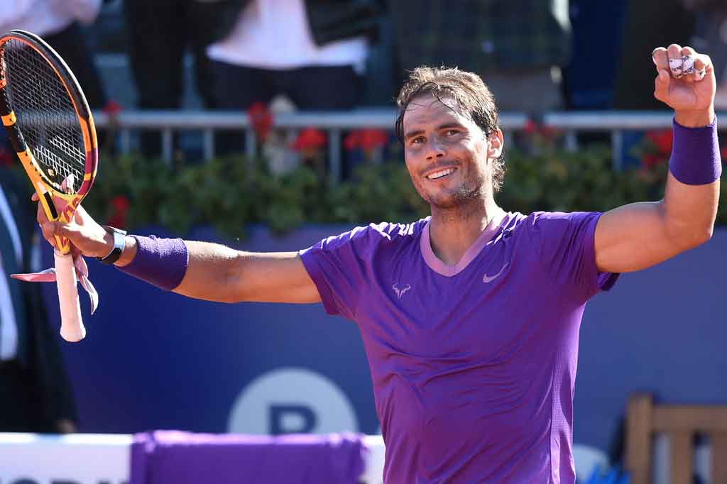 Rafael Nadal melakukan selebrasi usai memastikan diri melangkah ke semifinal turnamen tenis Barcelona Open di Barcelona, Jumat, 23 April 2021 waktu setempat.