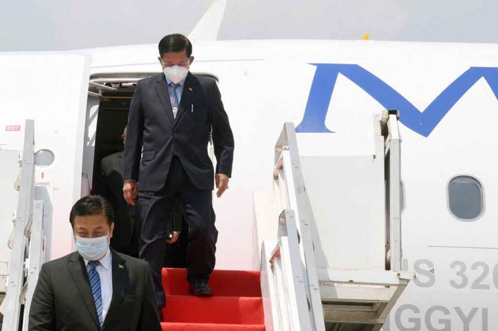Panglima Militer Myanmar Jenderal Min Aung Hlaing menuruni tangga pesawat saat tiba di Bandara Internasional Soekarno-Hatta, Tangerang, Banten, Sabtu, 24 April 2021 sekitar pukul 11.00 WIB. 