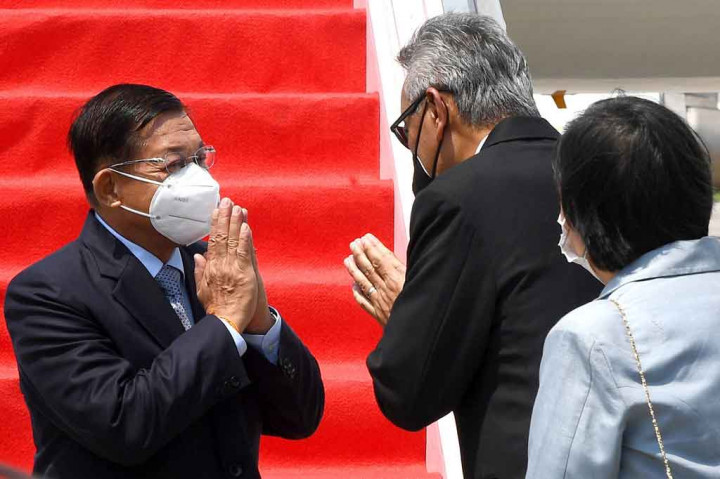 Ia disambut oleh Duta Besar Myanmar untuk Republik Indonesia Ei Ei Khin Aye dan Kepala Protokol Negara (KPN) Andy Rachmianto.