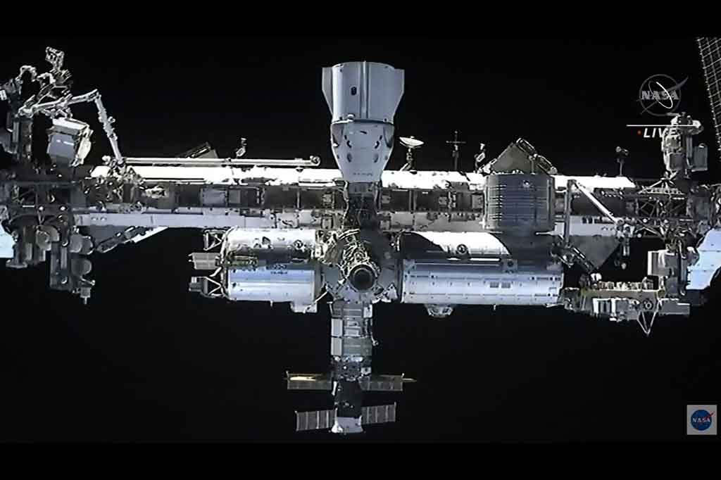 Hard capture, tahap kedua, terjadi sekitar 10 menit kemudian, ketika 12 kait dipasang dengan aman antara Endeavour dan port forward ISS.