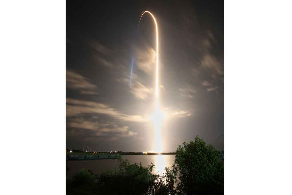 Endeavour membawa awak ketiga yang dikirim ke ISS oleh SpaceX, sebagai bagian dari kontrak perusahaan bernilai miliaran dolar dengan NASA. Ini juga perjalanan kedua Endeavour ke ISS.