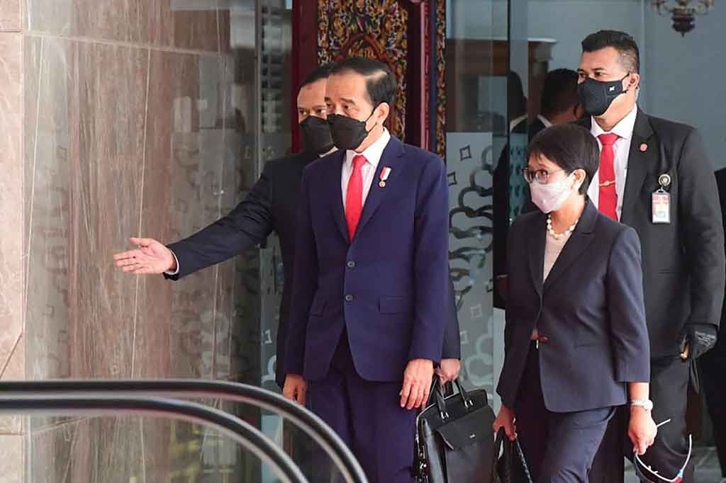 Presiden Joko Widodo (kiri depan) berjalan bersama dengan Menteri Luar Negeri Retno Marsudi (kanan depan) saat tiba untuk menghadiri KTT ASEAN, di Gedung Sekretariat ASEAN, di Jakarta, Sabtu, 24 April 021.