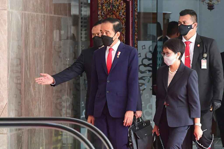Presiden Joko Widodo (kiri depan) berjalan bersama dengan Menteri Luar Negeri Retno Marsudi (kanan depan) saat tiba untuk menghadiri KTT ASEAN, di Gedung Sekretariat ASEAN, di Jakarta, Sabtu, 24 April 021.