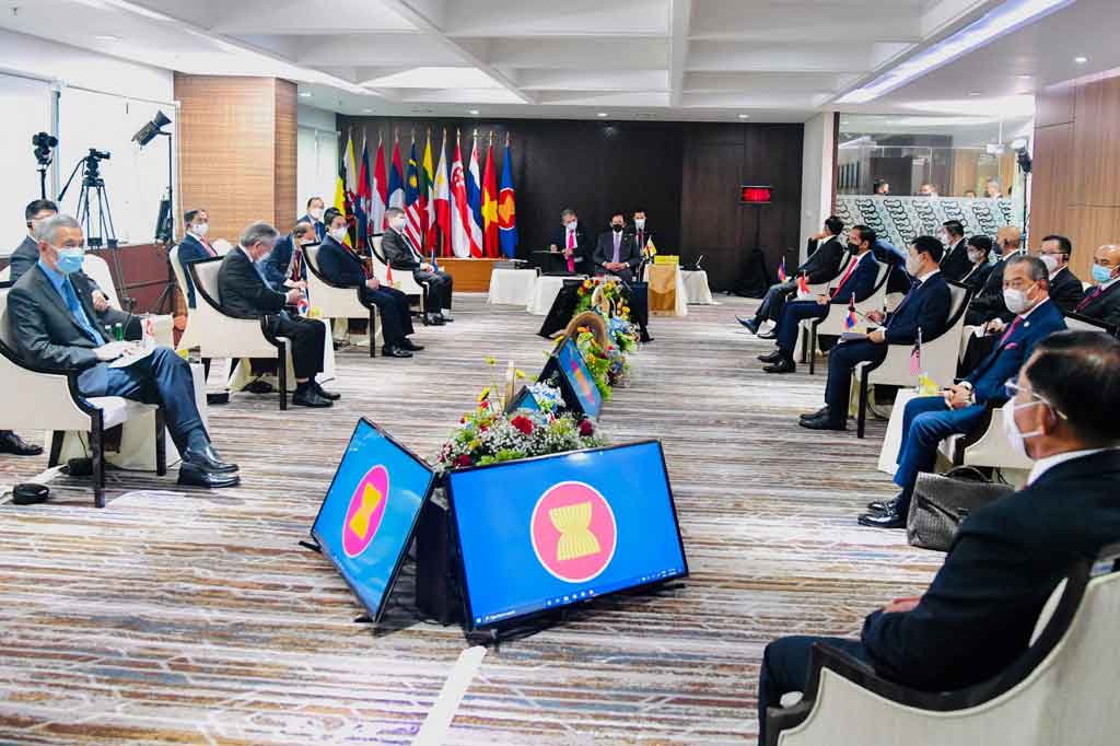 Selain itu, para pemimpin atau perwakilan negara-negara ASEAN juga memiliki tekad yang sama untuk bersama berbagi pandangan demi kepentingan rakyat Myanmar.