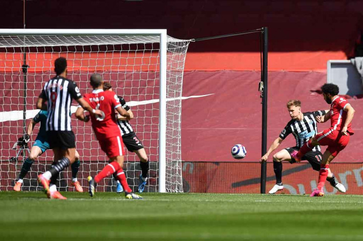 Bermain di kandang sendiri, The Reds unggul cepat saat laga baru berjalan tiga menit lewat sepakan keras kaki kiri Mohammed Salah.